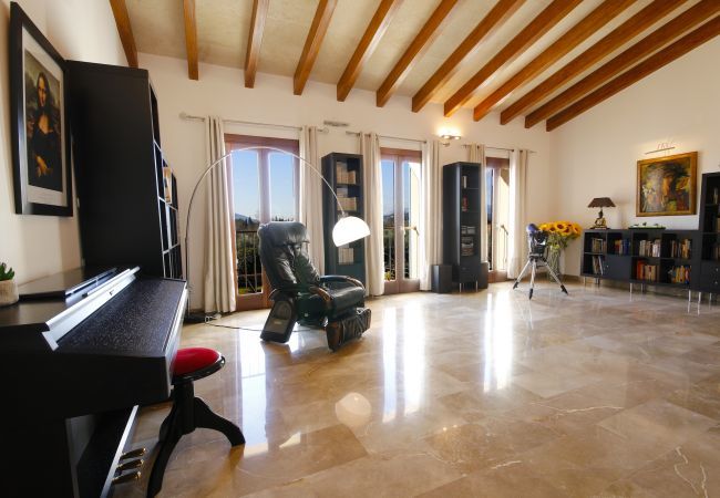 Villa with pool for 12 people in Sa Pobla, Mallorca 4 Double bedroom, 2 Single bedroom, 6 bathrooms, fitness room, pool, garden and BBQ, WIFI, view of the Tramuntana mountains