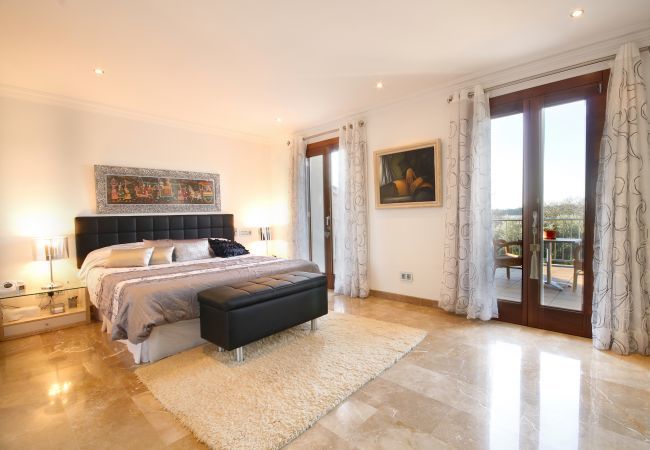 Villa with pool for 12 people in Sa Pobla, Mallorca 4 Double bedroom, 2 Single bedroom, 6 bathrooms, fitness room, pool, garden and BBQ, WIFI, view of the Tramuntana mountains