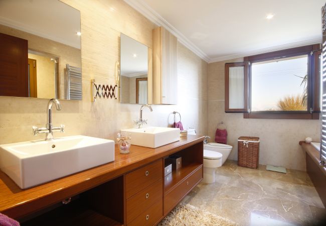Villa with pool for 12 people in Sa Pobla, Mallorca 4 Double bedroom, 2 Single bedroom, 6 bathrooms, fitness room, pool, garden and BBQ, WIFI, view of the Tramuntana mountains