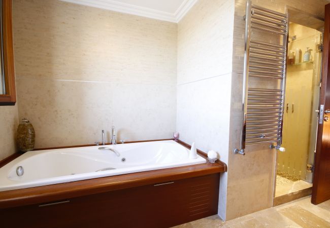 Villa with pool for 12 people in Sa Pobla, Mallorca 4 Double bedroom, 2 Single bedroom, 6 bathrooms, fitness room, pool, garden and BBQ, WIFI, view of the Tramuntana mountains