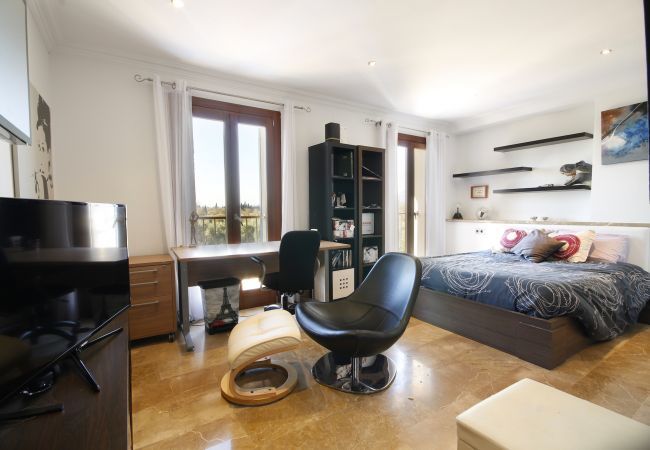 Villa with pool for 12 people in Sa Pobla, Mallorca 4 habitaciones dobles y 2 individuales, 6 baños, gimnasio, piscina, jardín, barbacoa, wifi, vistas a la Serra de Tramuntana