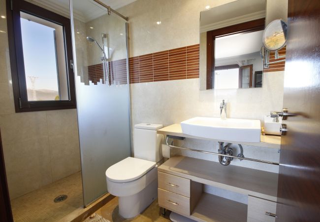 Villa with pool for 12 people in Sa Pobla, Mallorca 4 Double bedroom, 2 Single bedroom, 6 bathrooms, fitness room, pool, garden and BBQ, WIFI, view of the Tramuntana mountains