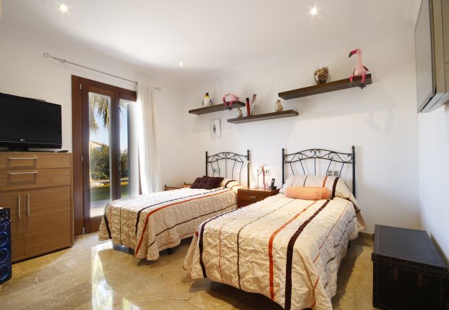 Villa with pool for 12 people in Sa Pobla, Mallorca 4 Double bedroom, 2 Single bedroom, 6 bathrooms, fitness room, pool, garden and BBQ, WIFI, view of the Tramuntana mountains