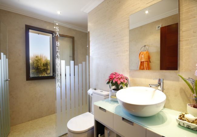 Villa with pool for 12 people in Sa Pobla, Mallorca 4 Double bedroom, 2 Single bedroom, 6 bathrooms, fitness room, pool, garden and BBQ, WIFI, view of the Tramuntana mountains