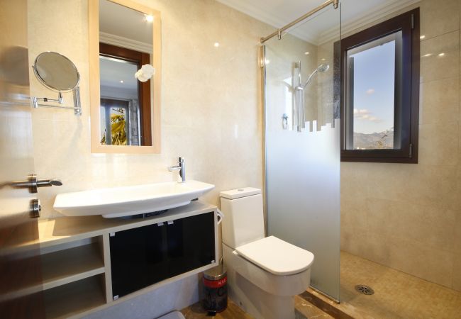Villa with pool for 12 people in Sa Pobla, Mallorca 4 Double bedroom, 2 Single bedroom, 6 bathrooms, fitness room, pool, garden and BBQ, WIFI, view of the Tramuntana mountains