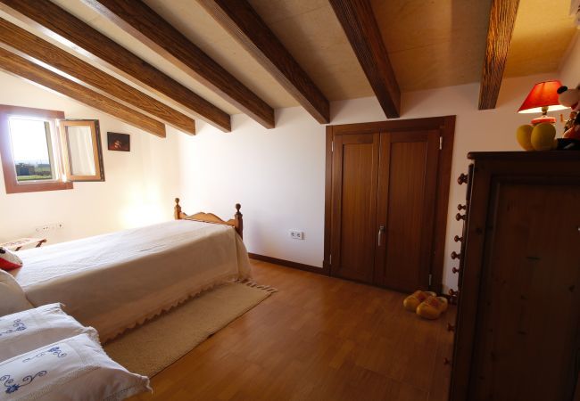 Villa with pool for 12 people in Sa Pobla, Mallorca 4 Double bedroom, 2 Single bedroom, 6 bathrooms, fitness room, pool, garden and BBQ, WIFI, view of the Tramuntana mountains