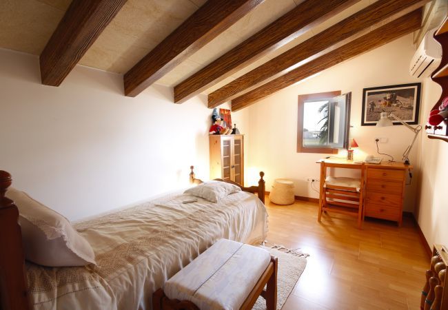 Villa with pool for 12 people in Sa Pobla, Mallorca 4 Double bedroom, 2 Single bedroom, 6 bathrooms, fitness room, pool, garden and BBQ, WIFI, view of the Tramuntana mountains