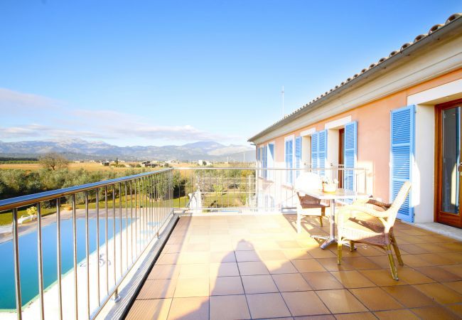 Villa with pool for 12 people in Sa Pobla, Mallorca 4 Double bedroom, 2 Single bedroom, 6 bathrooms, fitness room, pool, garden and BBQ, WIFI, view of the Tramuntana mountains