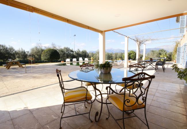Villa with pool for 12 people in Sa Pobla, Mallorca 4 Double bedroom, 2 Single bedroom, 6 bathrooms, fitness room, pool, garden and BBQ, WIFI, view of the Tramuntana mountains