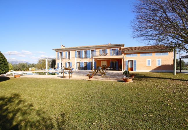 Villa with pool for 12 people in Sa Pobla, Mallorca 4 Double bedroom, 2 Single bedroom, 6 bathrooms, fitness room, pool, garden and BBQ, WIFI, view of the Tramuntana mountains