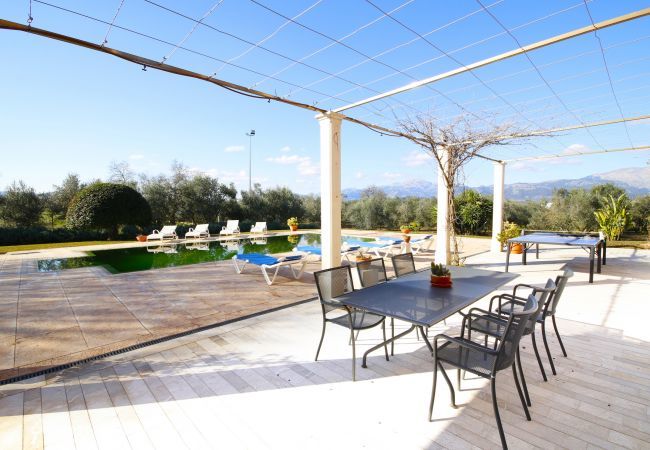 Villa with pool for 12 people in Sa Pobla, Mallorca 4 Double bedroom, 2 Single bedroom, 6 bathrooms, fitness room, pool, garden and BBQ, WIFI, view of the Tramuntana mountains