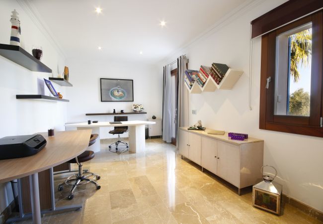 Villa with pool for 12 people in Sa Pobla, Mallorca 4 Double bedroom, 2 Single bedroom, 6 bathrooms, fitness room, pool, garden and BBQ, WIFI, view of the Tramuntana mountains