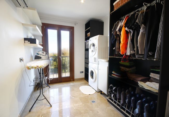 Villa with pool for 12 people in Sa Pobla, Mallorca 4 Double bedroom, 2 Single bedroom, 6 bathrooms, fitness room, pool, garden and BBQ, WIFI, view of the Tramuntana mountains