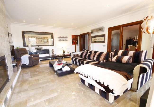 Villa with pool for 12 people in Sa Pobla, Mallorca 4 Double bedroom, 2 Single bedroom, 6 bathrooms, fitness room, pool, garden and BBQ, WIFI, view of the Tramuntana mountains