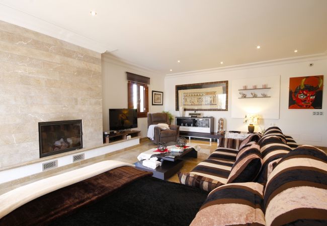 Villa with pool for 12 people in Sa Pobla, Mallorca 4 Double bedroom, 2 Single bedroom, 6 bathrooms, fitness room, pool, garden and BBQ, WIFI, view of the Tramuntana mountains