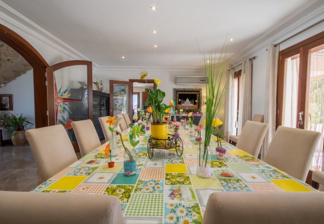 Villa with pool for 12 people in Sa Pobla, Mallorca 4 Double bedroom, 2 Single bedroom, 6 bathrooms, fitness room, pool, garden and BBQ, WIFI, view of the Tramuntana mountains