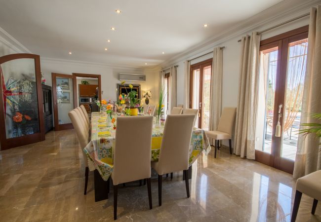 Villa with pool for 12 people in Sa Pobla, Mallorca 4 Double bedroom, 2 Single bedroom, 6 bathrooms, fitness room, pool, garden and BBQ, WIFI, view of the Tramuntana mountains