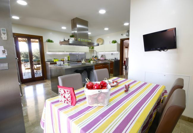 Villa with pool for 12 people in Sa Pobla, Mallorca 4 Double bedroom, 2 Single bedroom, 6 bathrooms, fitness room, pool, garden and BBQ, WIFI, view of the Tramuntana mountains