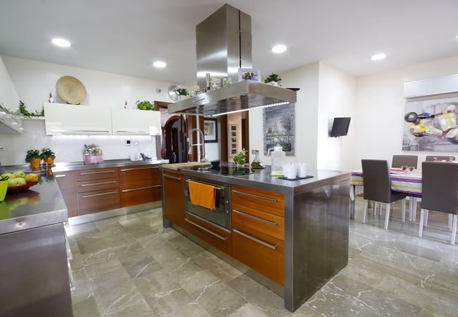 Villa with pool for 12 people in Sa Pobla, Mallorca 4 Double bedroom, 2 Single bedroom, 6 bathrooms, fitness room, pool, garden and BBQ, WIFI, view of the Tramuntana mountains