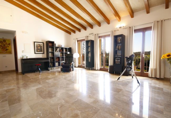 Villa with pool for 12 people in Sa Pobla, Mallorca 4 Double bedroom, 2 Single bedroom, 6 bathrooms, fitness room, pool, garden and BBQ, WIFI, view of the Tramuntana mountains