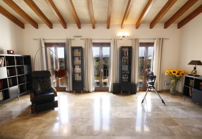 Villa with pool for 12 people in Sa Pobla, Mallorca 4 Double bedroom, 2 Single bedroom, 6 bathrooms, fitness room, pool, garden and BBQ, WIFI, view of the Tramuntana mountains