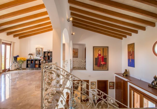 Villa with pool for 12 people in Sa Pobla, Mallorca 4 Double bedroom, 2 Single bedroom, 6 bathrooms, fitness room, pool, garden and BBQ, WIFI, view of the Tramuntana mountains