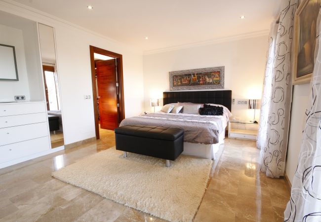 Villa with pool for 12 people in Sa Pobla, Mallorca 4 Double bedroom, 2 Single bedroom, 6 bathrooms, fitness room, pool, garden and BBQ, WIFI, view of the Tramuntana mountains