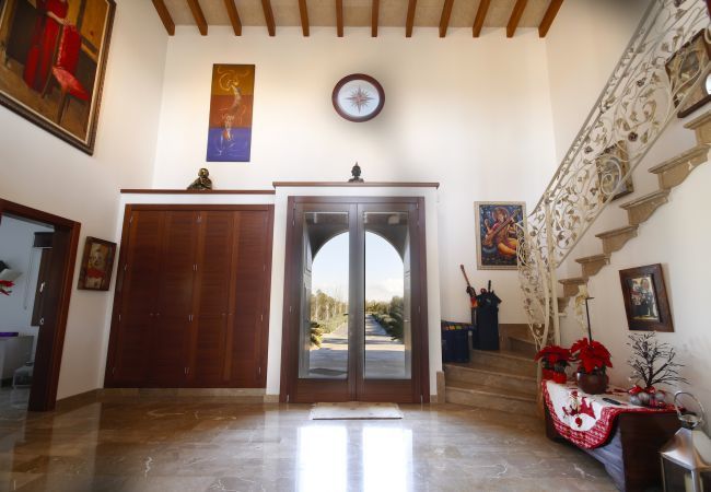 Villa with pool for 12 people in Sa Pobla, Mallorca 4 Double bedroom, 2 Single bedroom, 6 bathrooms, fitness room, pool, garden and BBQ, WIFI, view of the Tramuntana mountains