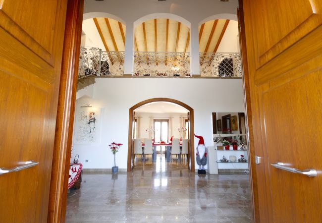 Villa with pool for 12 people in Sa Pobla, Mallorca 4 Double bedroom, 2 Single bedroom, 6 bathrooms, fitness room, pool, garden and BBQ, WIFI, view of the Tramuntana mountains
