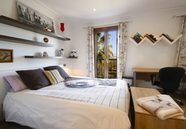 Villa with pool for 12 people in Sa Pobla, Mallorca 4 Double bedroom, 2 Single bedroom, 6 bathrooms, fitness room, pool, garden and BBQ, WIFI, view of the Tramuntana mountains