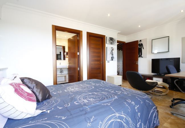 Villa with pool for 12 people in Sa Pobla, Mallorca 4 Double bedroom, 2 Single bedroom, 6 bathrooms, fitness room, pool, garden and BBQ, WIFI, view of the Tramuntana mountains