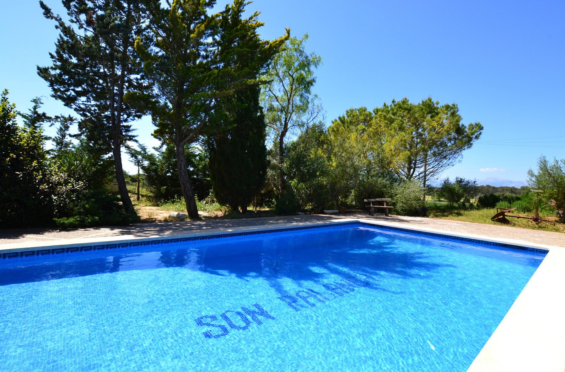 5 double bedrooms, 3 bathrooms, Wifi-Internet, air conditioning, Nice garden with pool and barbecue.