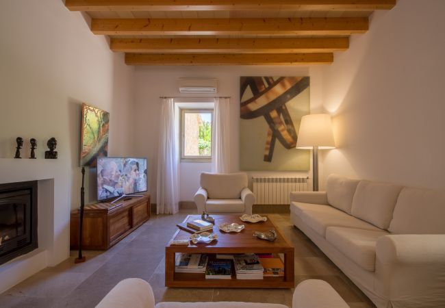Rural house with pool for 16 people in Alcúdia, Mallorca. 8 DBR, 8 BR en suite, 1 outdoor bath, 2 guest WCs, XXL pool, several terraces, garden & in-house bodega.