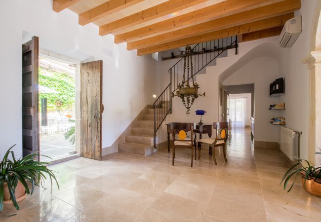 Rural house with pool for 16 people in Alcúdia, Mallorca. 8 DBR, 8 BR en suite, 1 outdoor bath, 2 guest WCs, XXL pool, several terraces, garden & in-house bodega.