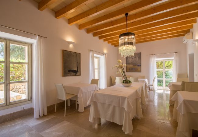 Rural house with pool for 16 people in Alcúdia, Mallorca. 8 DBR, 8 BR en suite, 1 outdoor bath, 2 guest WCs, XXL pool, several terraces, garden & in-house bodega.