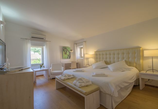Rural house with pool for 16 people in Alcúdia, Mallorca. 8 DBR, 8 BR en suite, 1 outdoor bath, 2 guest WCs, XXL pool, several terraces, garden & in-house bodega.