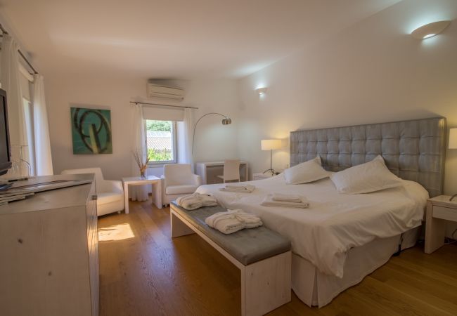 Rural house with pool for 16 people in Alcúdia, Mallorca. 8 DBR, 8 BR en suite, 1 outdoor bath, 2 guest WCs, XXL pool, several terraces, garden & in-house bodega.