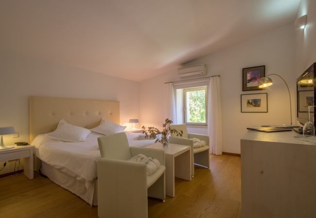 Rural house with pool for 16 people in Alcúdia, Mallorca. 8 DBR, 8 BR en suite, 1 outdoor bath, 2 guest WCs, XXL pool, several terraces, garden & in-house bodega.