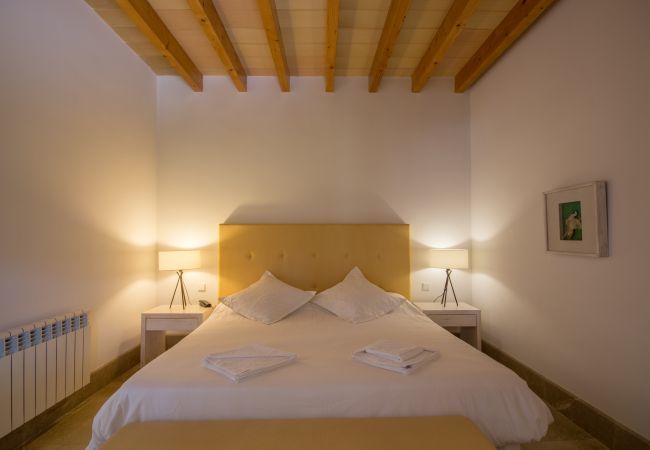 Rural house with pool for 16 people in Alcúdia, Mallorca. 8 DBR, 8 BR en suite, 1 outdoor bath, 2 guest WCs, XXL pool, several terraces, garden & in-house bodega.