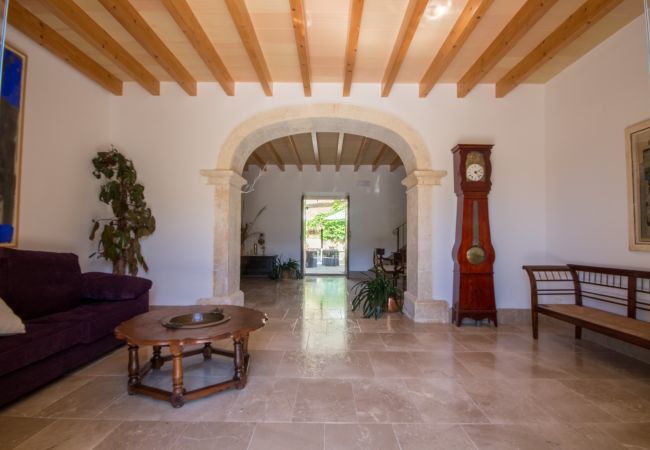Rural house with pool for 16 people in Alcúdia, Mallorca. 8 DBR, 8 BR en suite, 1 outdoor bath, 2 guest WCs, XXL pool, several terraces, garden & in-house bodega.