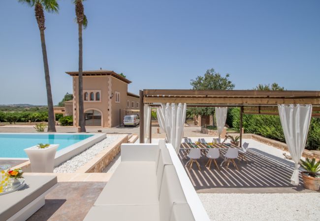 Villa with pool for 8 people in Santa Margalida, Mallorca. 4 DBR, 3 BR, 1 Outdoor bathroom, AC, Wifi, Home cinema, pool with music system, fitness room, Table Tennis, billiards...