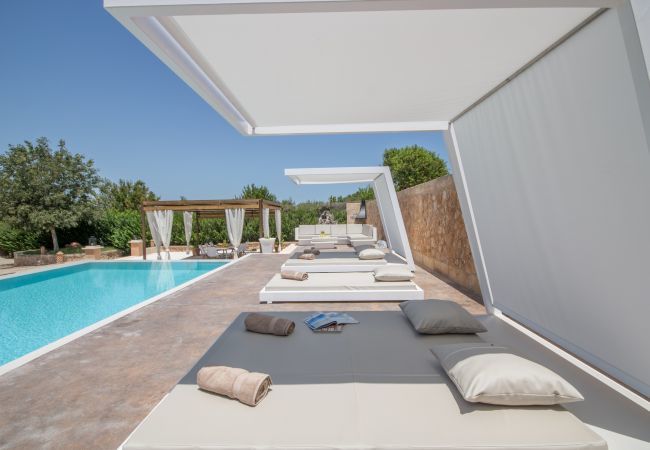 Villa with pool for 8 people in Santa Margalida, Mallorca. 4 DBR, 3 BR, 1 Outdoor bathroom, AC, Wifi, Home cinema, pool with music system, fitness room, Table Tennis, billiards...