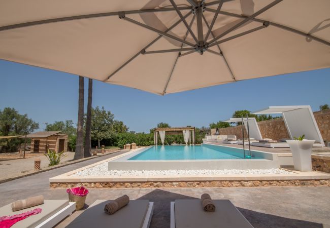 Villa with pool for 8 people in Santa Margalida, Mallorca. 4 DBR, 3 BR, 1 Outdoor bathroom, AC, Wifi, Home cinema, pool with music system, fitness room, Table Tennis, billiards...