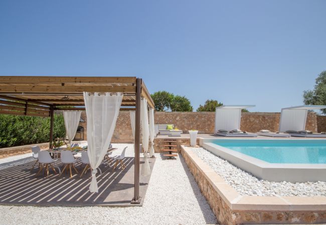 Villa with pool for 8 people in Santa Margalida, Mallorca. 4 DBR, 3 BR, 1 Outdoor bathroom, AC, Wifi, Home cinema, pool with music system, fitness room, Table Tennis, billiards...