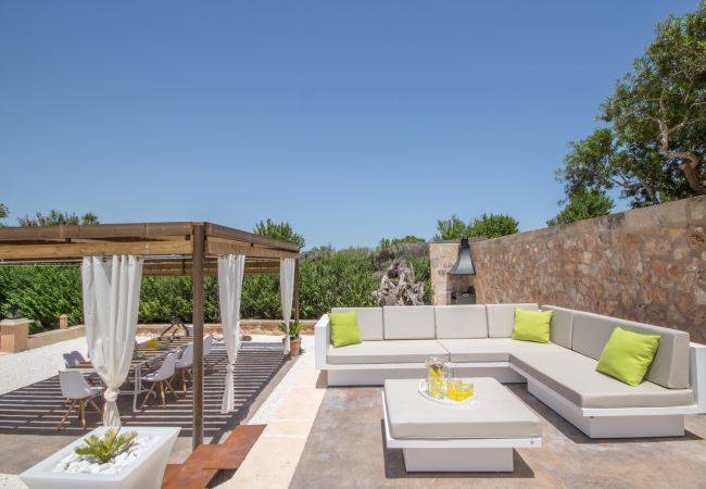 Villa with pool for 8 people in Santa Margalida, Mallorca. 4 DBR, 3 BR, 1 Outdoor bathroom, AC, Wifi, Home cinema, pool with music system, fitness room, Table Tennis, billiards...