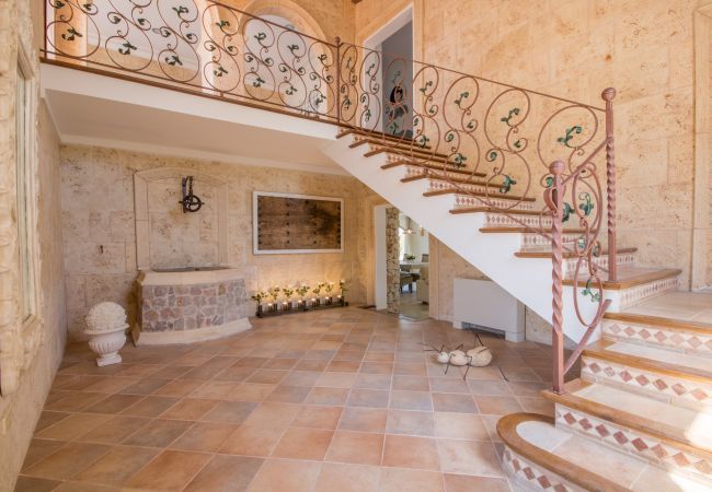 Villa with pool for 8 people in Santa Margalida, Mallorca. 4 DBR, 3 BR, 1 Outdoor bathroom, AC, Wifi, Home cinema, pool with music system, fitness room, Table Tennis, billiards...