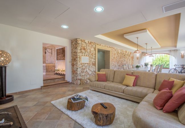 Villa with pool for 8 people in Santa Margalida, Mallorca. 4 DBR, 3 BR, 1 Outdoor bathroom, AC, Wifi, Home cinema, pool with music system, fitness room, Table Tennis, billiards...