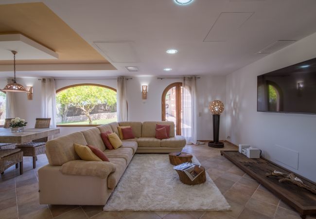 Villa with pool for 8 people in Santa Margalida, Mallorca. 4 DBR, 3 BR, 1 Outdoor bathroom, AC, Wifi, Home cinema, pool with music system, fitness room, Table Tennis, billiards...