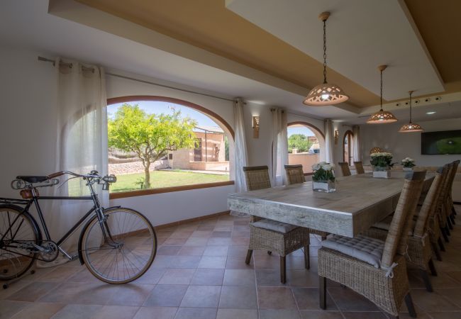 Villa with pool for 8 people in Santa Margalida, Mallorca. 4 DBR, 3 BR, 1 Outdoor bathroom, AC, Wifi, Home cinema, pool with music system, fitness room, Table Tennis, billiards...