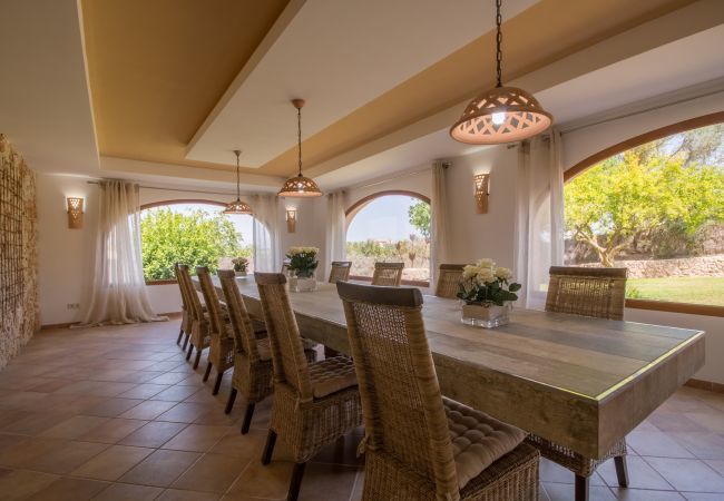Villa with pool for 8 people in Santa Margalida, Mallorca. 4 DBR, 3 BR, 1 Outdoor bathroom, AC, Wifi, Home cinema, pool with music system, fitness room, Table Tennis, billiards...